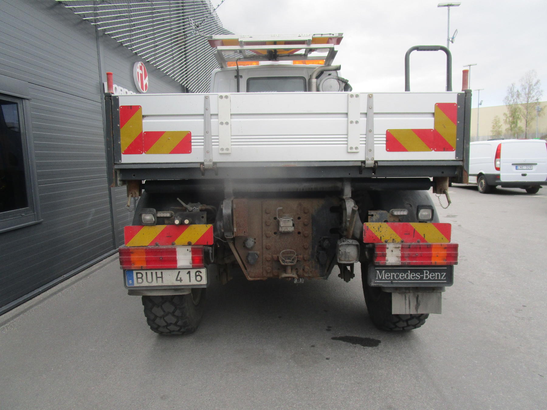 Mercedes Unimog U20 -09